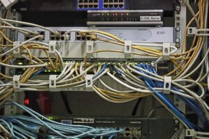 Serverschrank kaufen: So sorgst du für eine zuverlässige IT-Infrastruktur im Büro