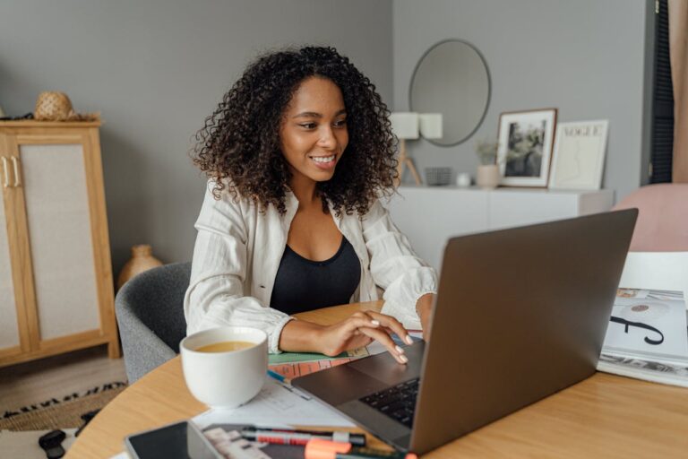 Work-Life-Balance im Homeoffice: Wie du mit Einrichtungstipps perfekt Grenzen zwischen Arbeit und Freizeit setzen kannst