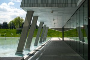 Leven met attitude: hoe designobjecten de sfeer en ruimtelijke beleving vormgeven.