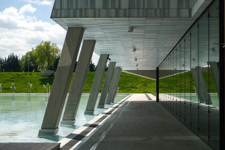 Leven met attitude: hoe designobjecten de sfeer en ruimtelijke beleving vormgeven.