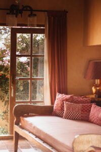 Offene Wohnräume gestalten: Die Bedeutung von Türen und Raumtrennung für modernes Interior Design